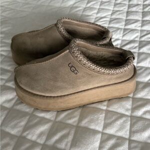 UGG Tazz Platform Slippers | Women’s 
Color: Mustard Seed